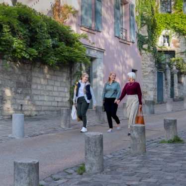 Paris - family in the street - people - brand image - Delta