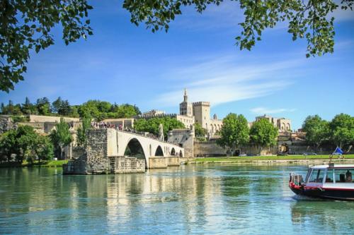A view of the Pont Saint-Bénézet in Avignon on a sunny day.