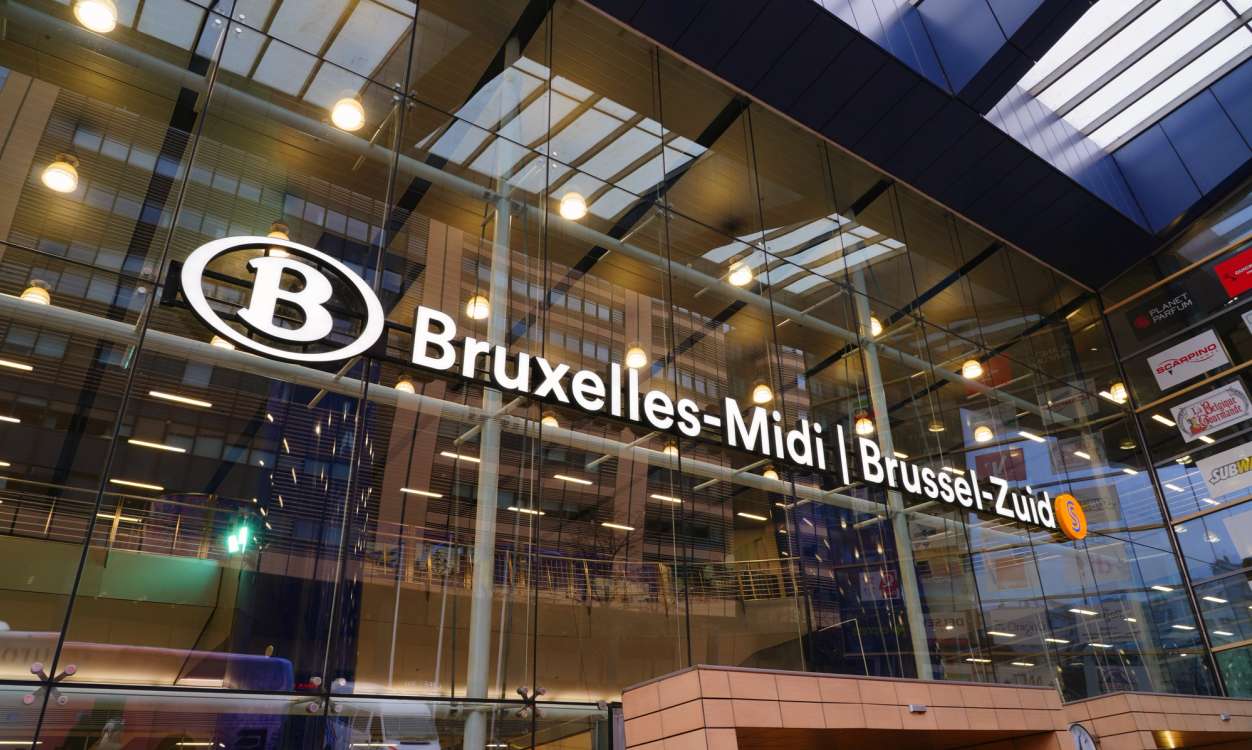 Prooi planter Astrolabium Brussels Midi Station | Train Stations | Eurostar