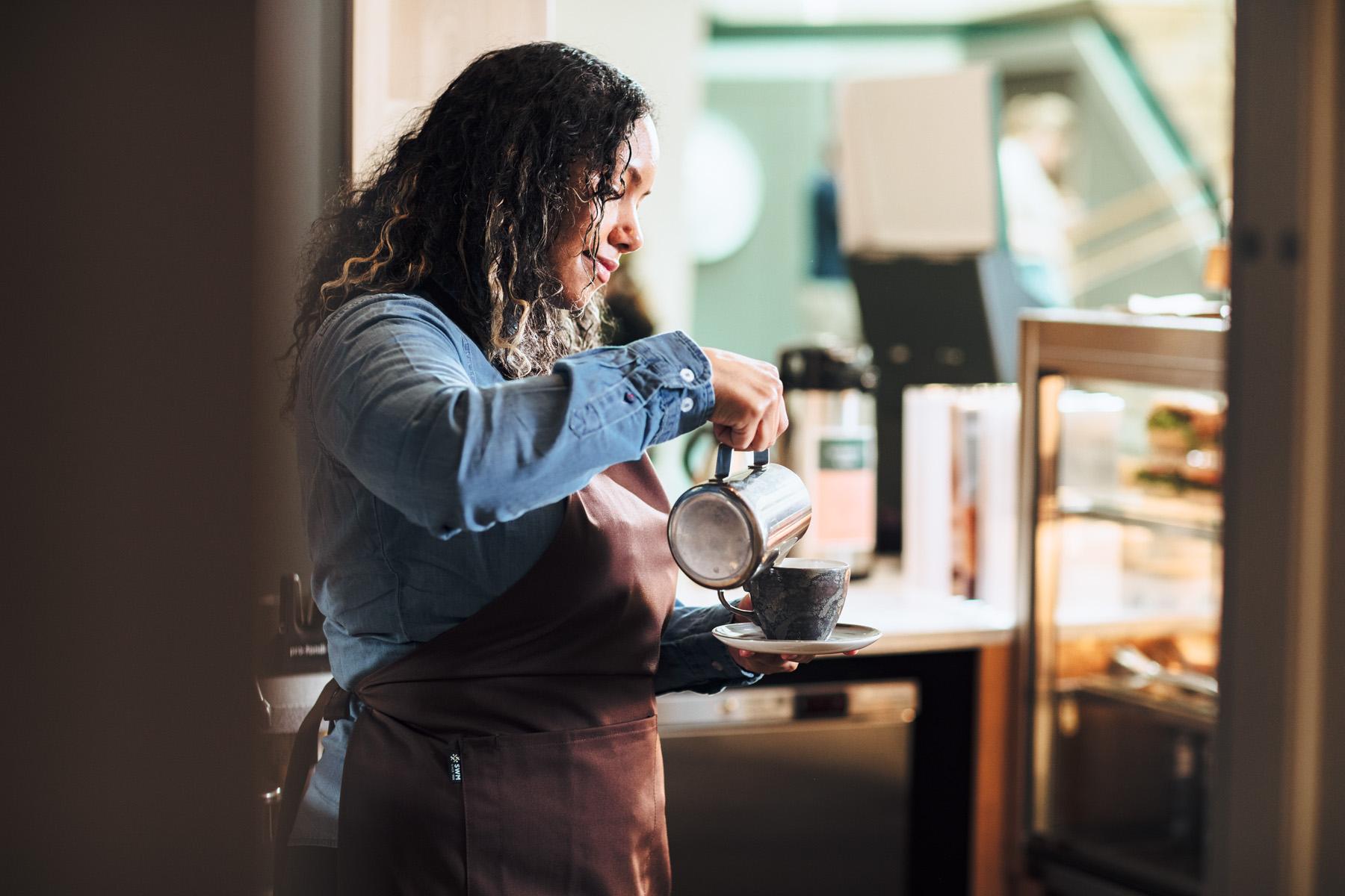 Barista gjør klar kaffe til espressomaskin