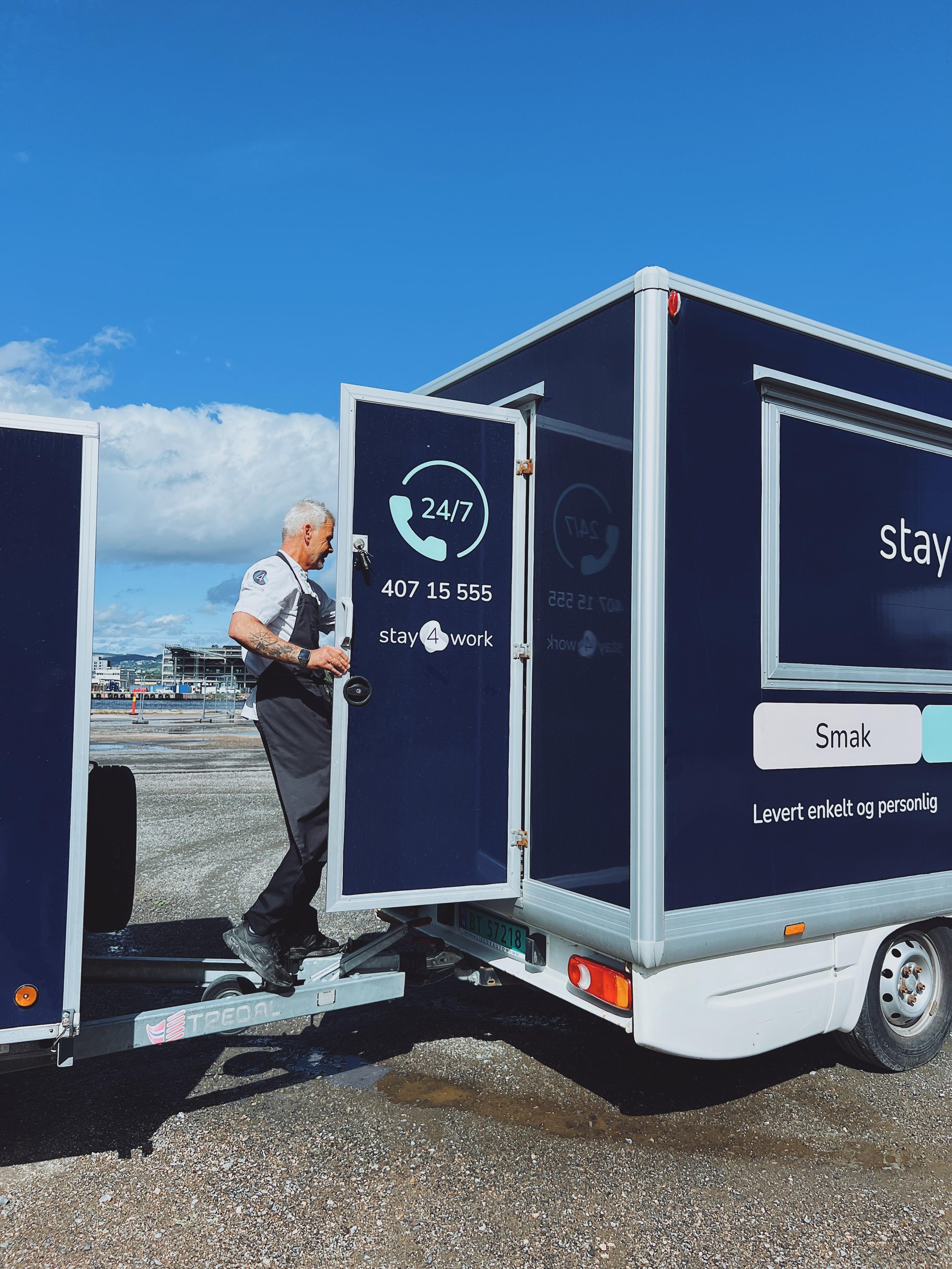 Mann som går inn i en 4Service Foodtruck