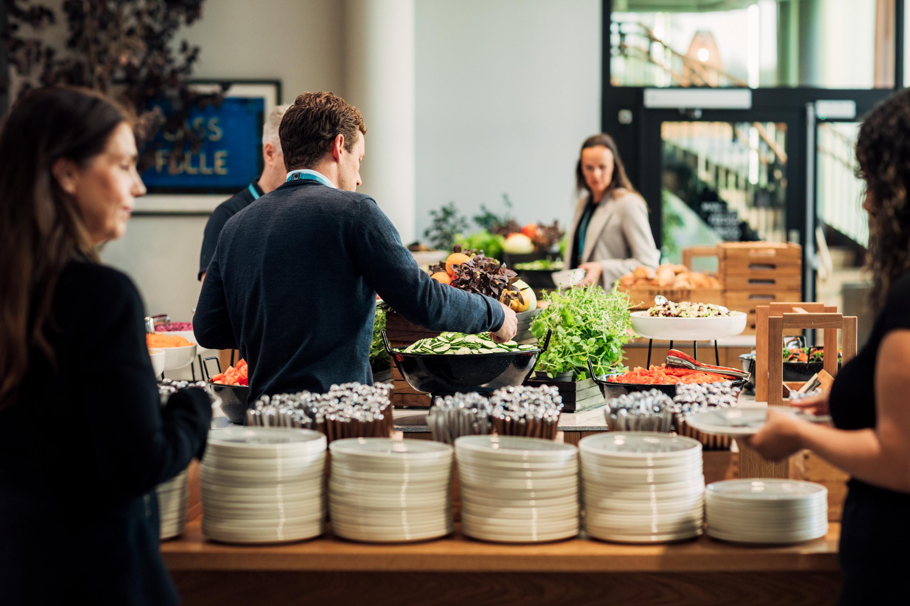 Folk som forsyner seg fra buffet i kantine