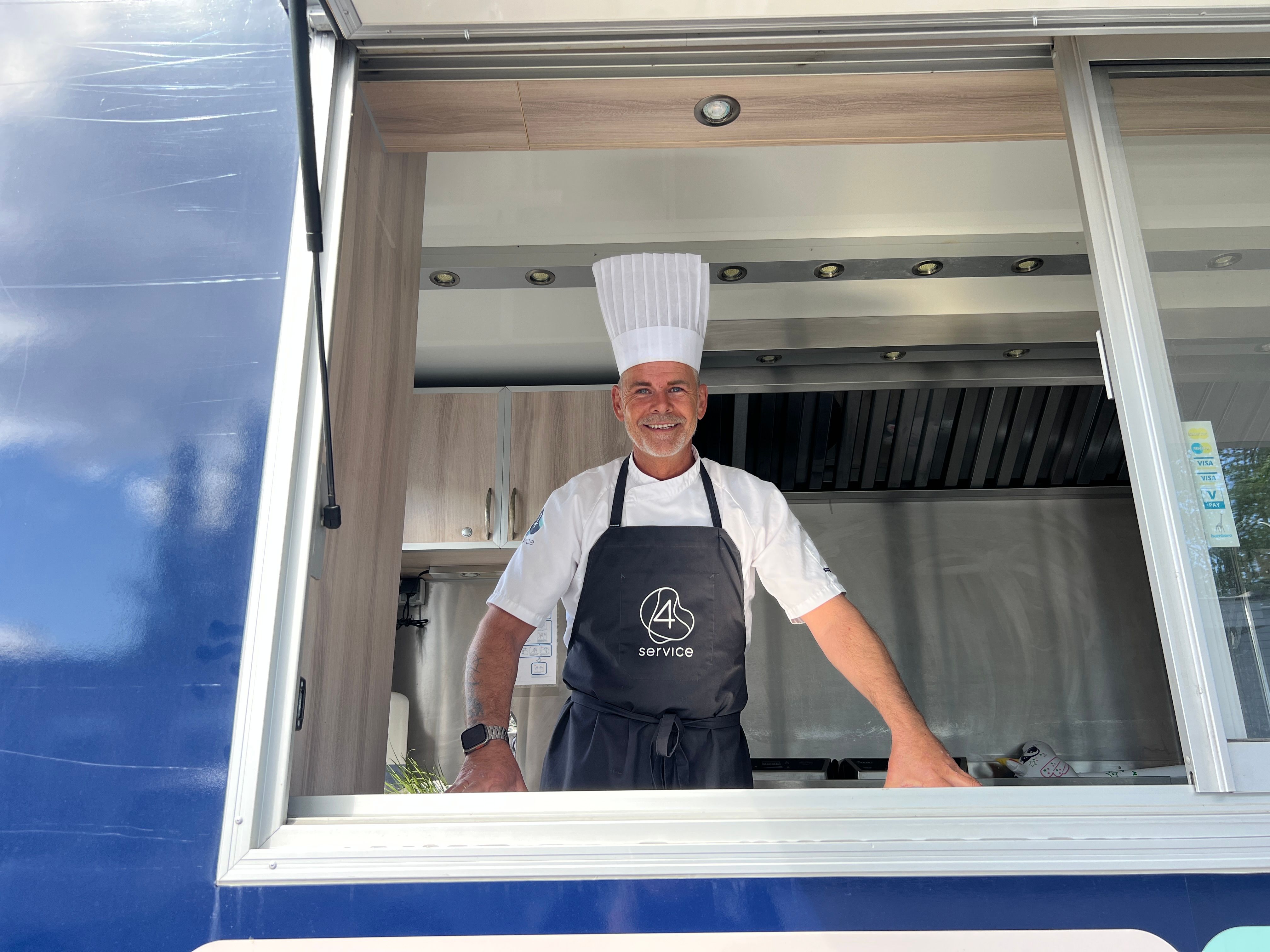Stig som står i luken på foodtrucken.