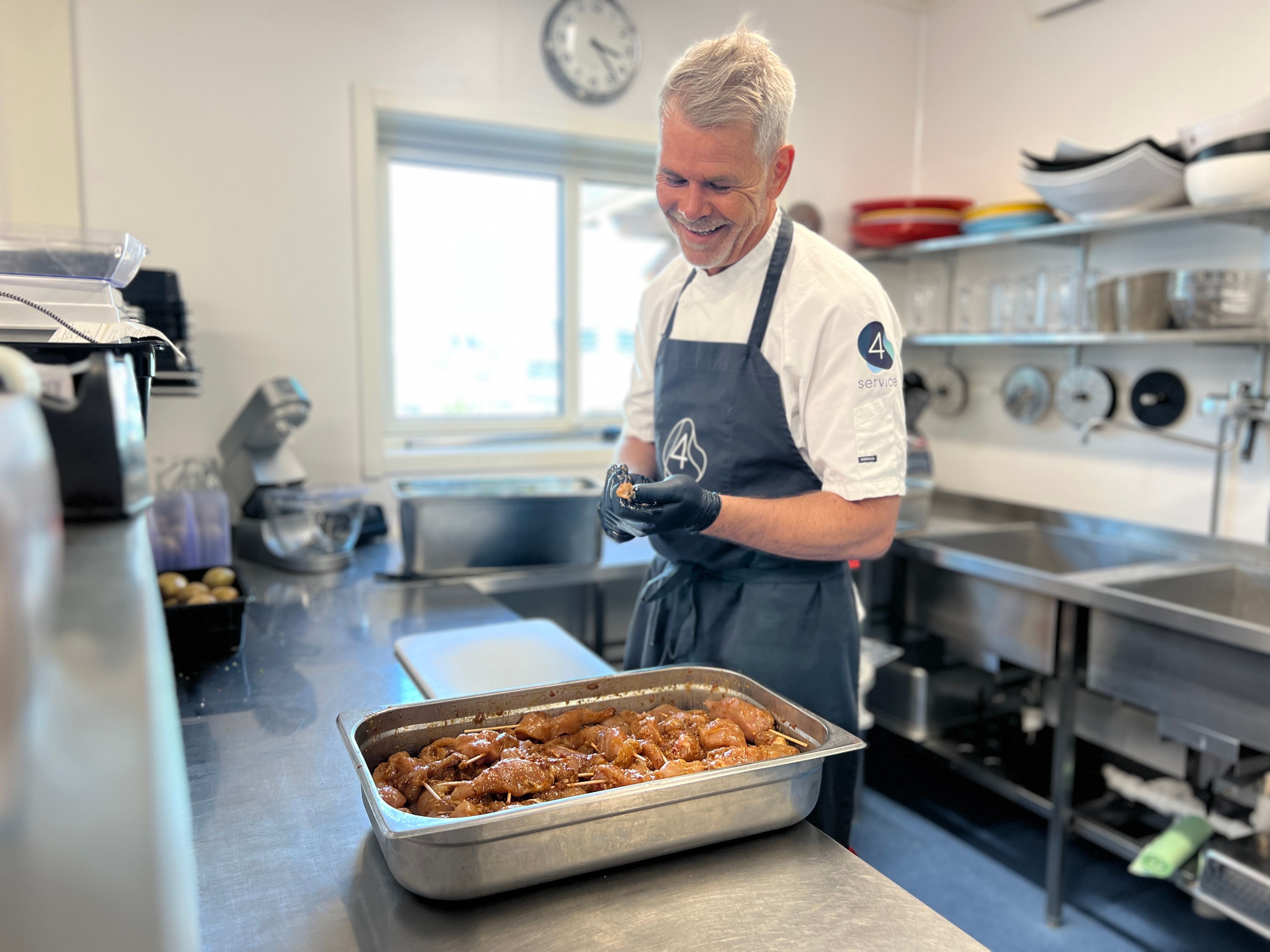 Stig forbereder mat før det skal med i foodtrucken