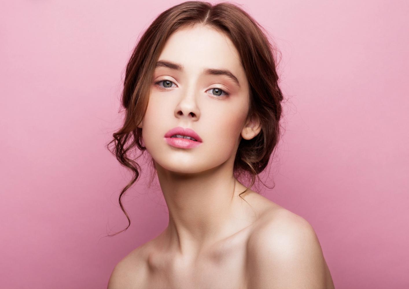 Kvinne med makeup og rosa leppestift