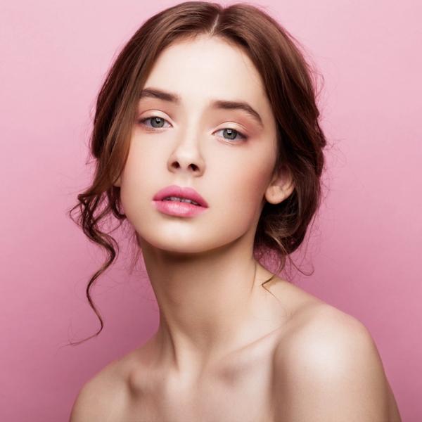 Kvinne med makeup og rosa leppestift