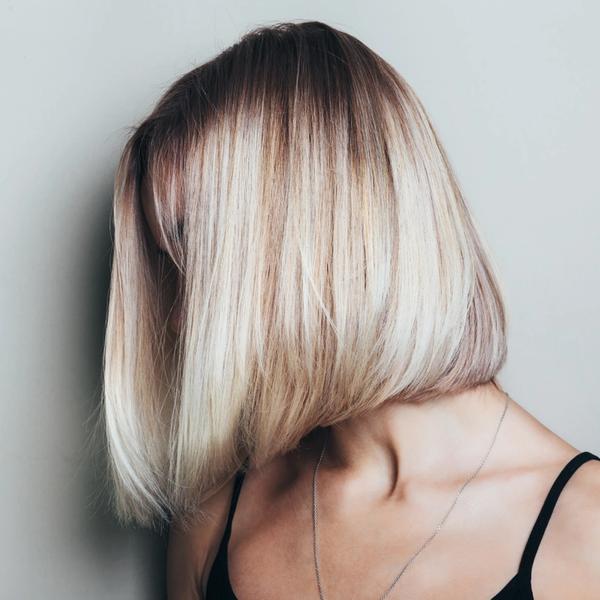 Kvinne med lyse striper og bob