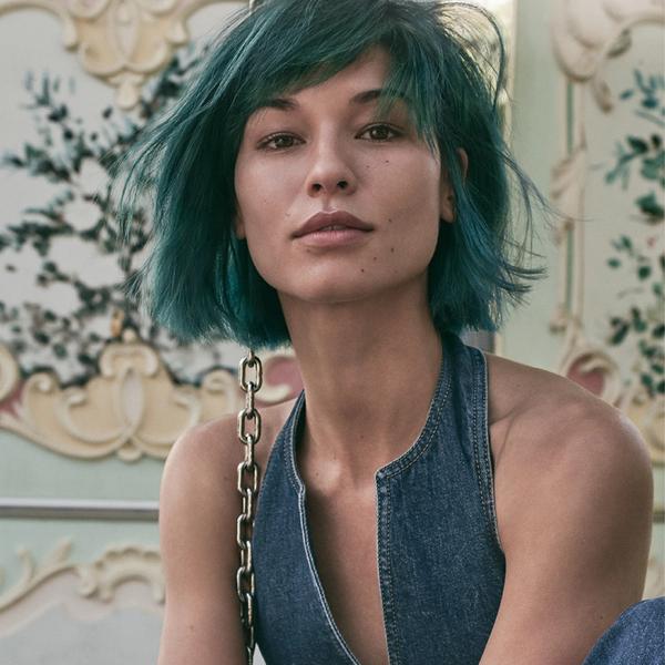 Kvinne med grønt farget hår