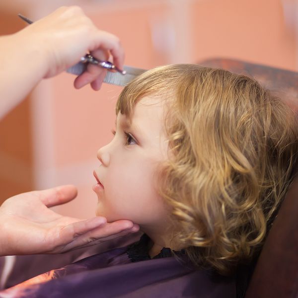 Barn som klippes hos frisør