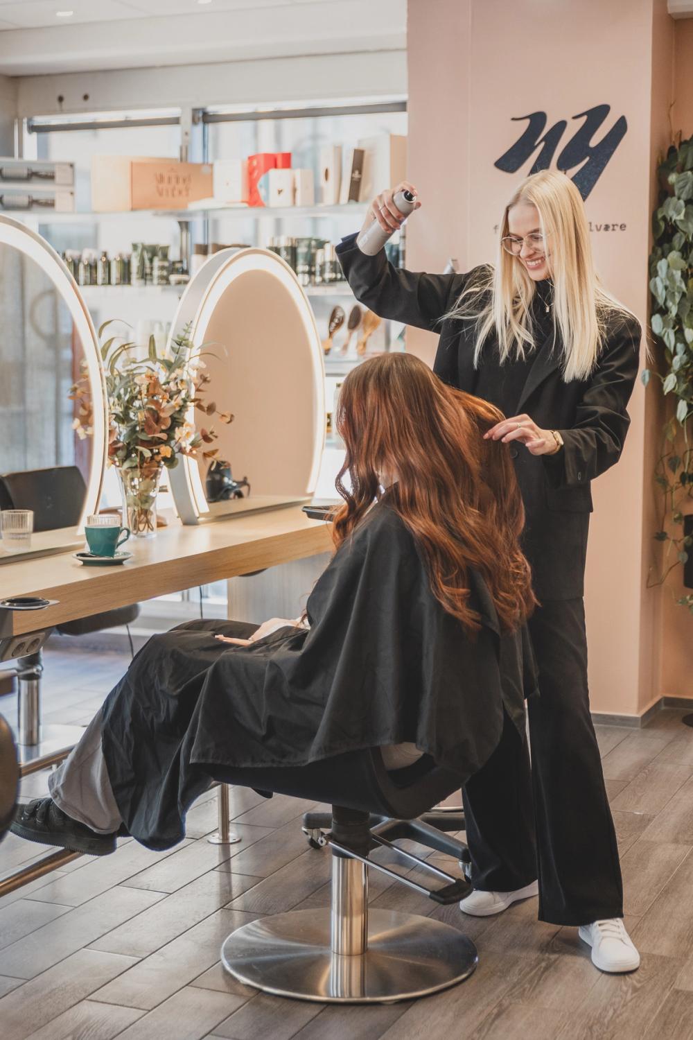 Bilde av frisør som behandler kunde