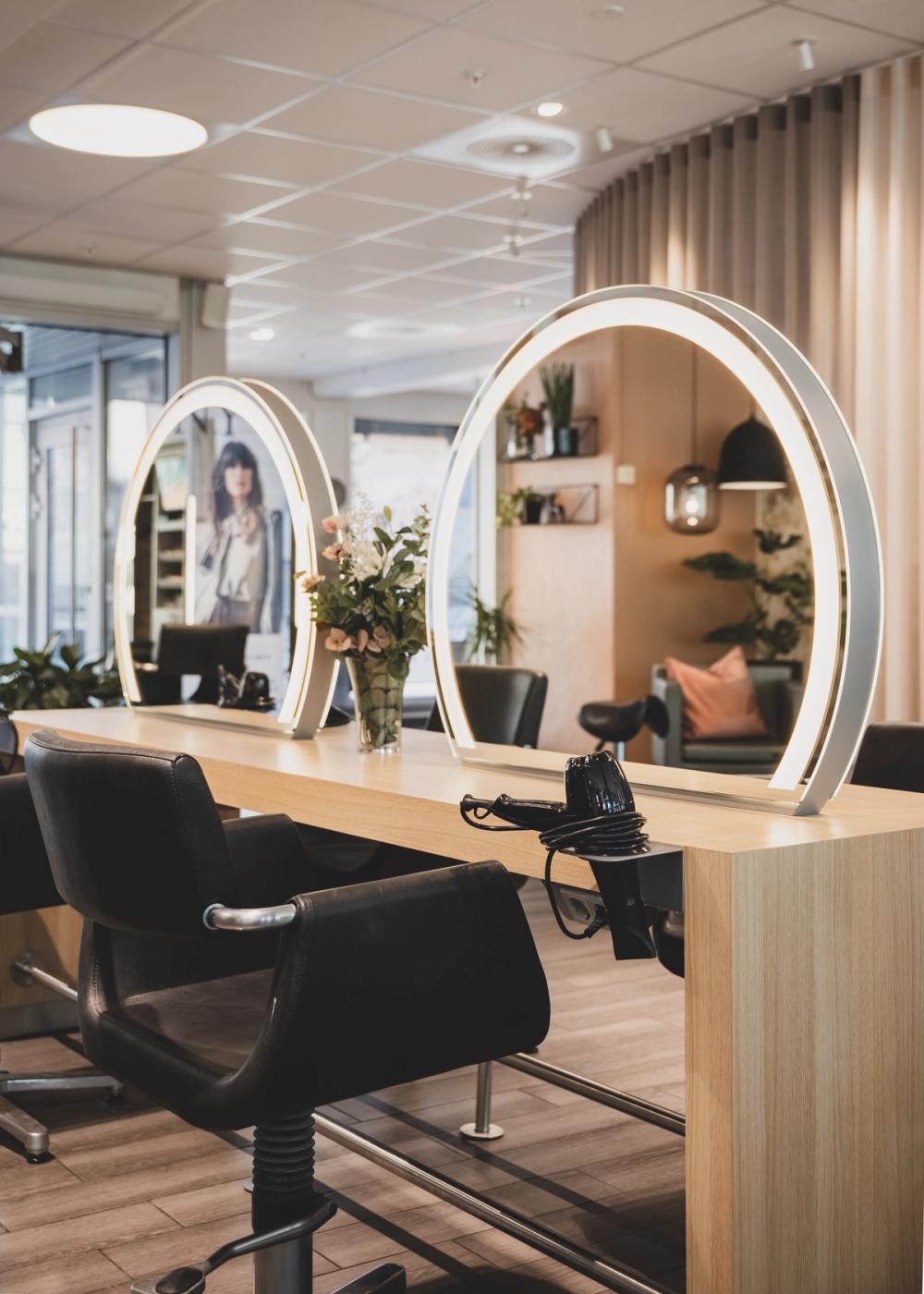 Bilde av frisørplasser midt i salongen