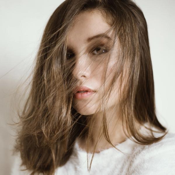 Kvinne med lang hår og lang lugg