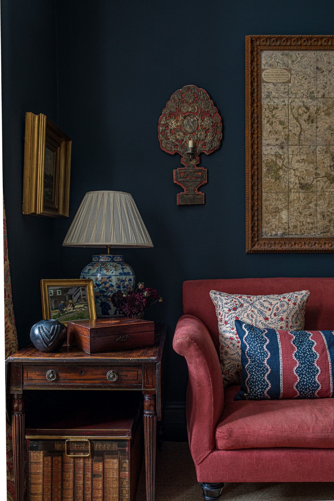 An image of the corner of a furnished lounge.