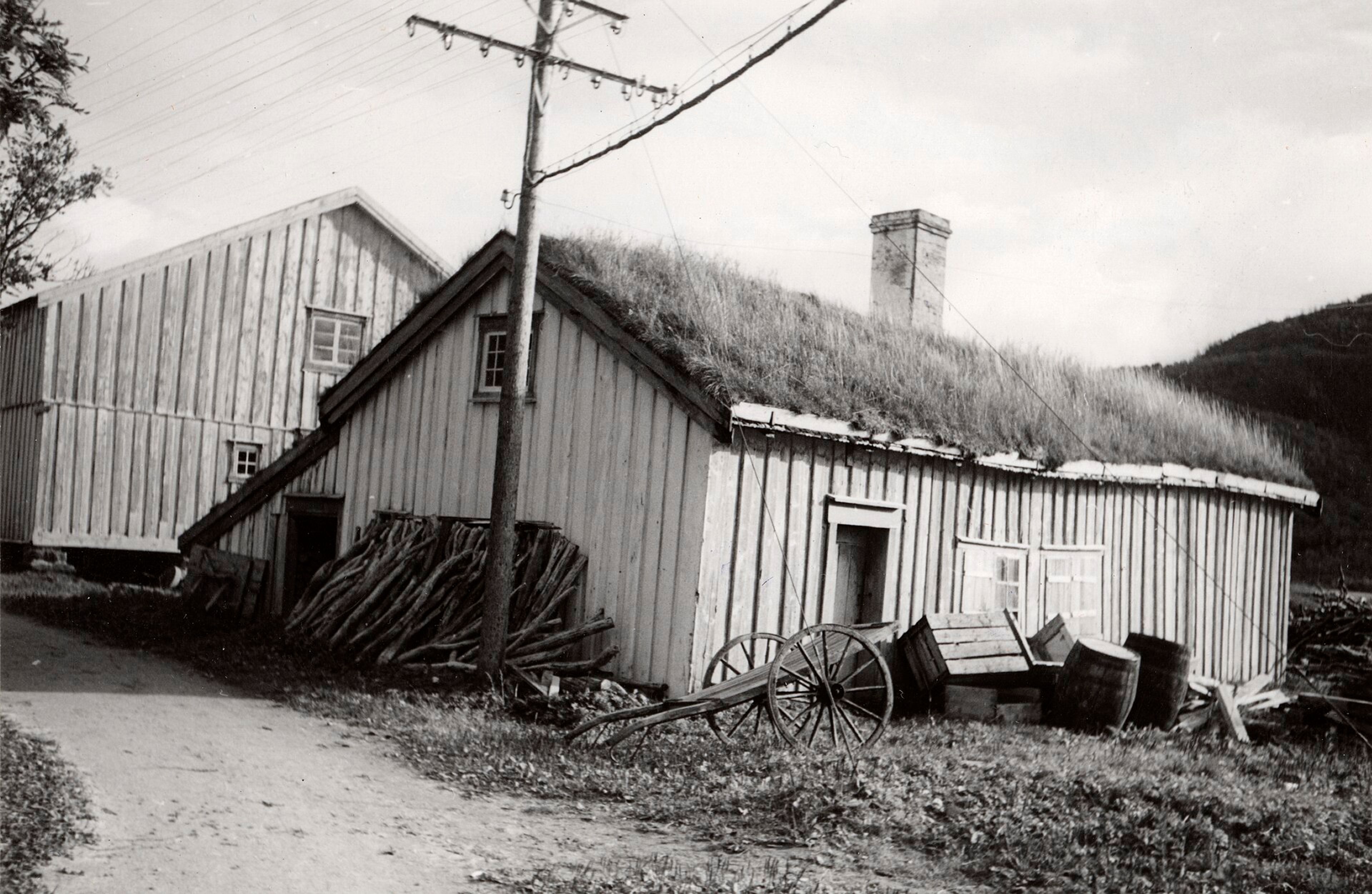 Hus med torvtak på Kjerringøy i 1948