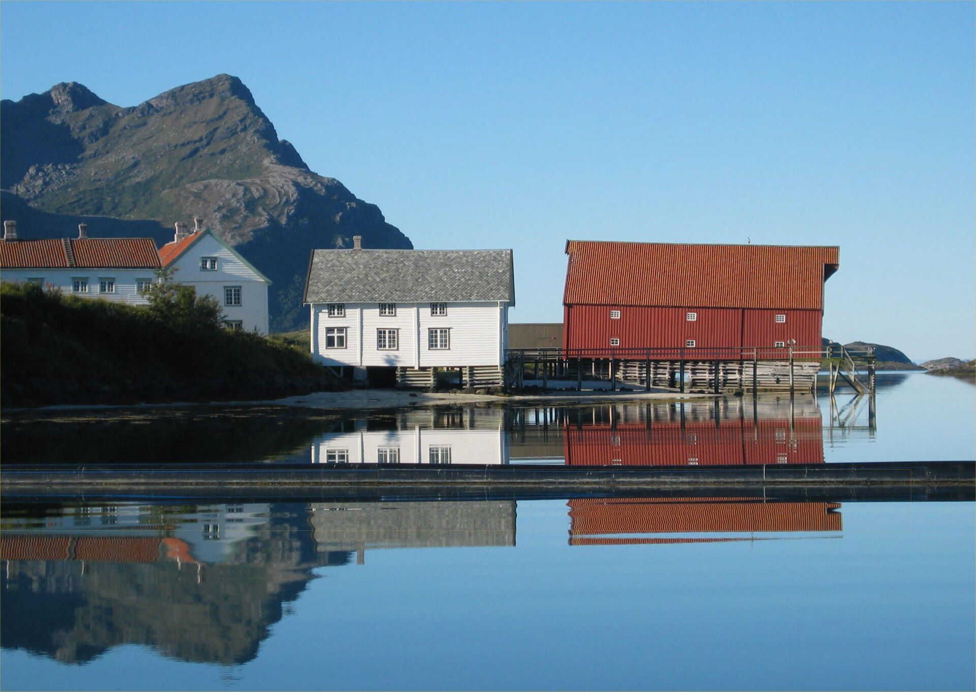 Bryggene på Kjerringøy handelssted med fjellene bak