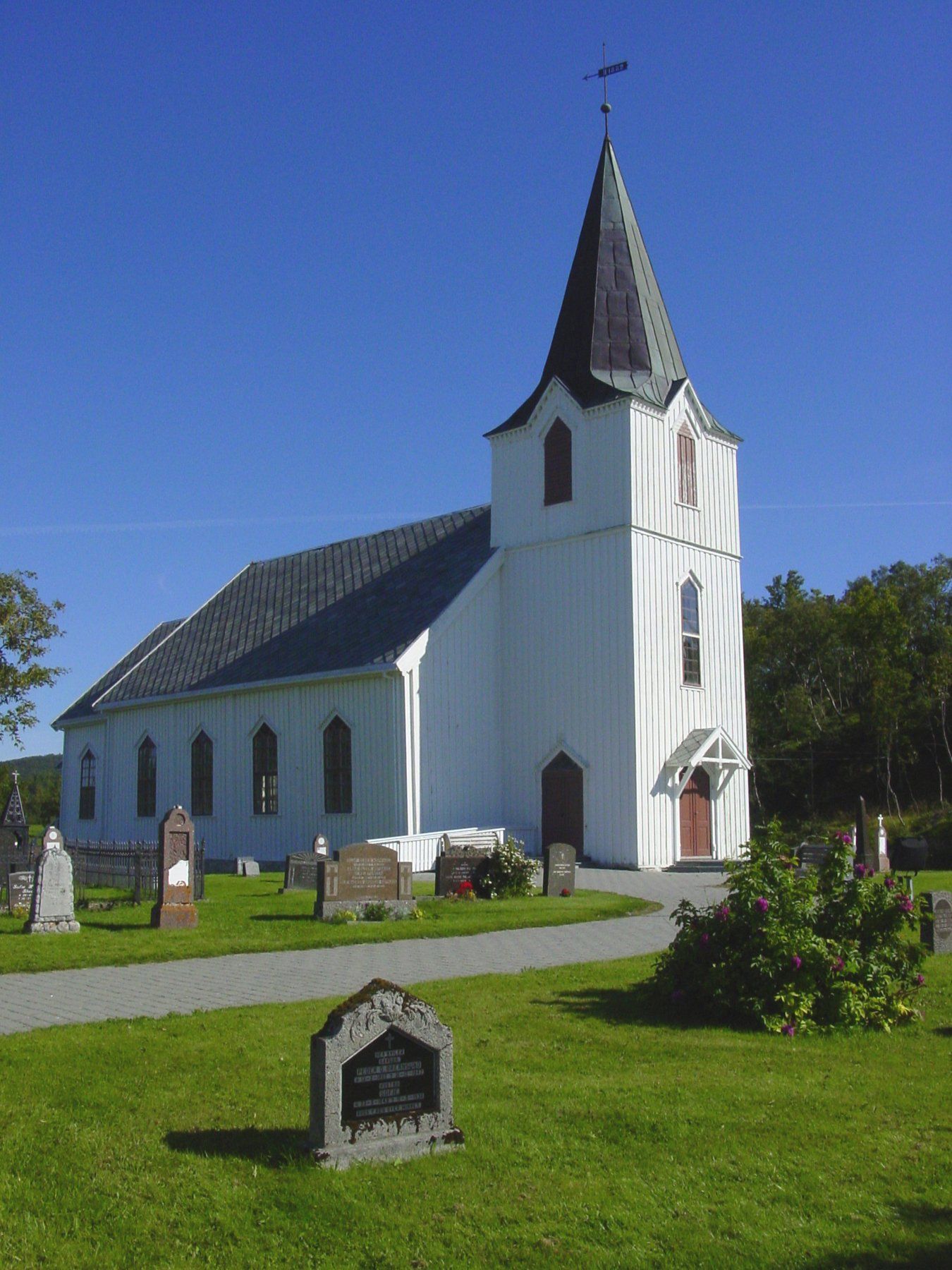 Kjerringøy kirke, en hvit trekirke
