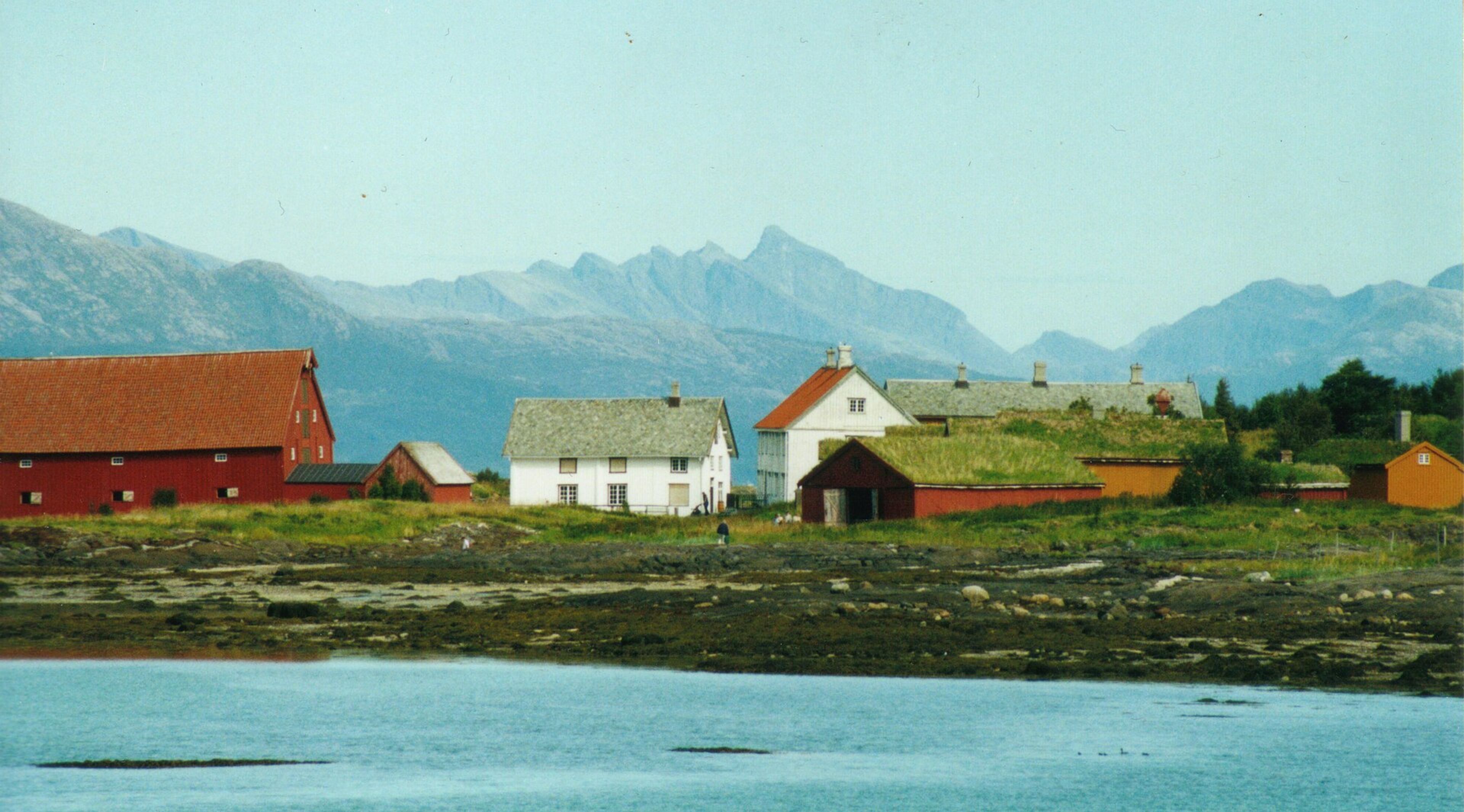 Kjerringøy handelssted med fjell og sjø