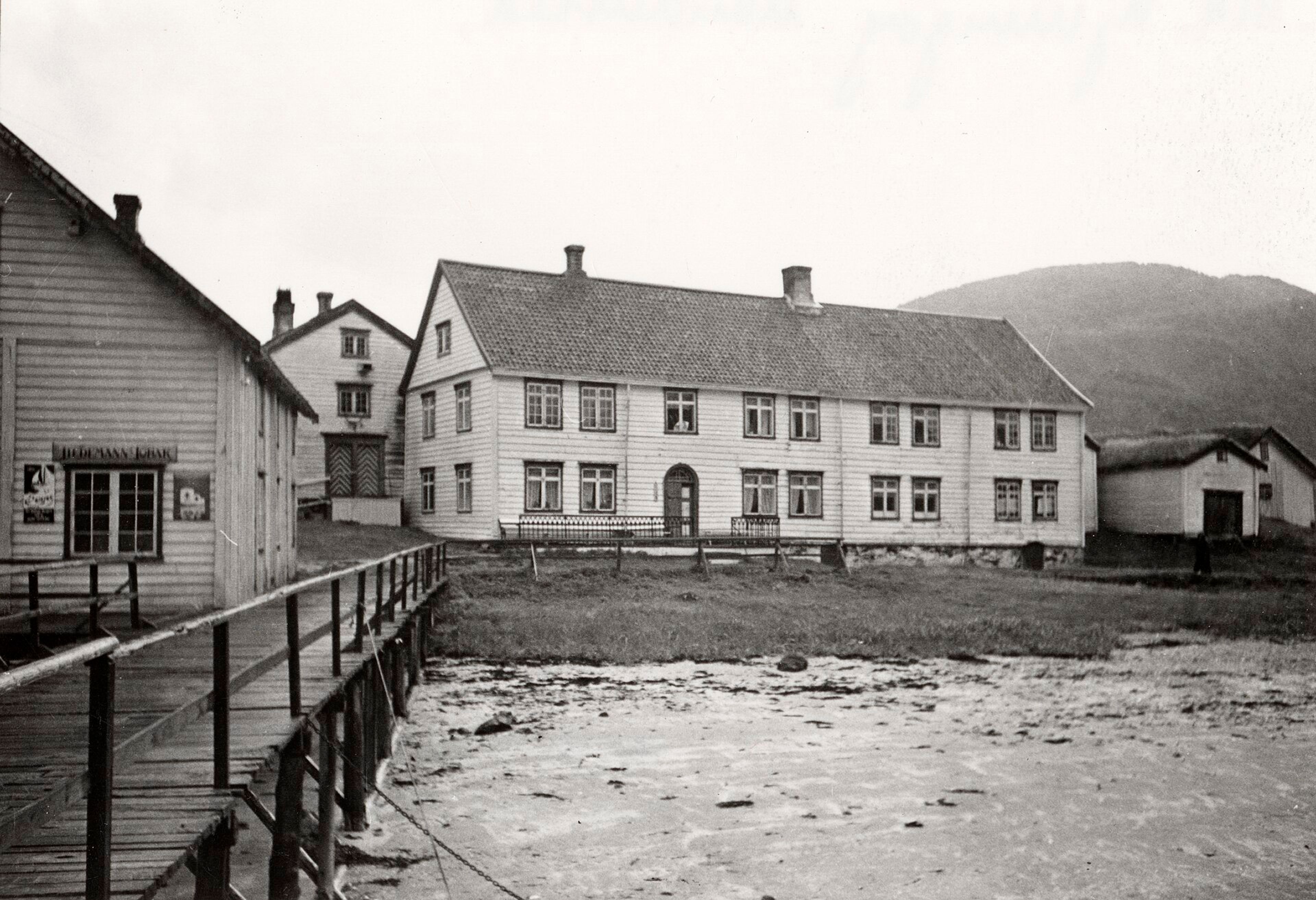 Hovedbygningen og brygga på handelsstedet i 1948