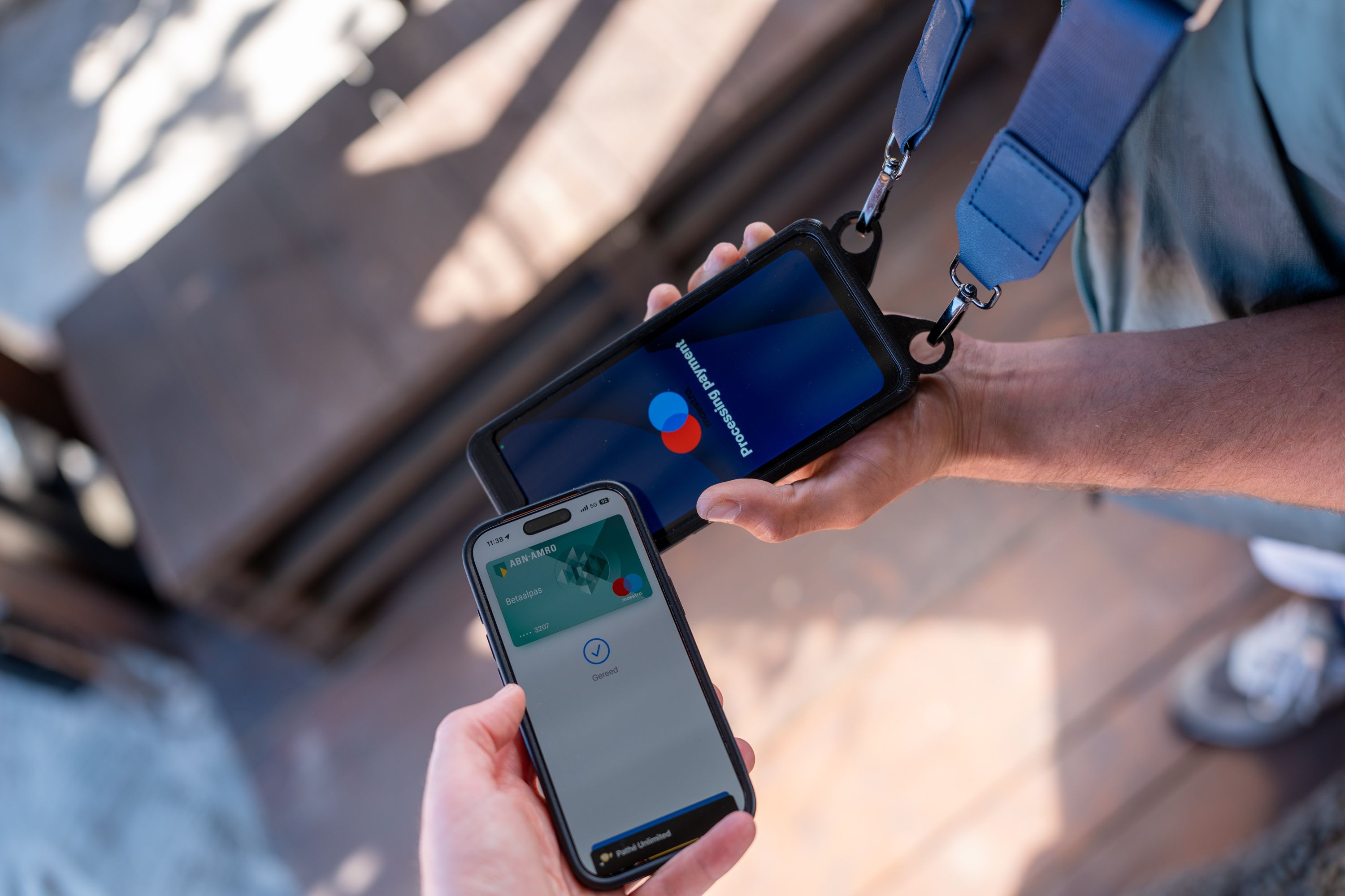 Festival bezoekers met cashless betaling