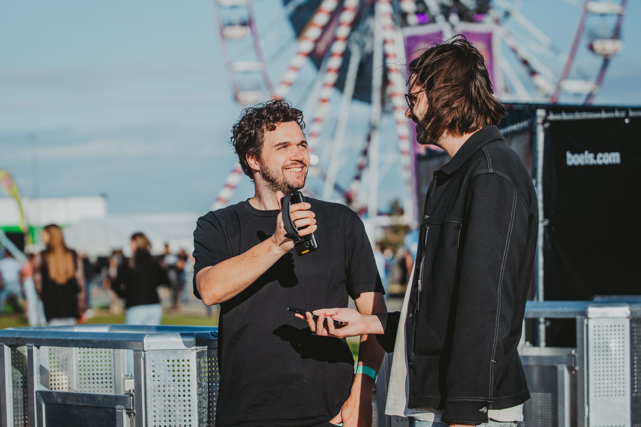 Festival bezoekers met cashless betaling