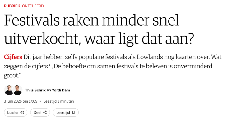 Bezoeker betaalt cashless op een Nederlands festival met Fastlane Pay polsbandje