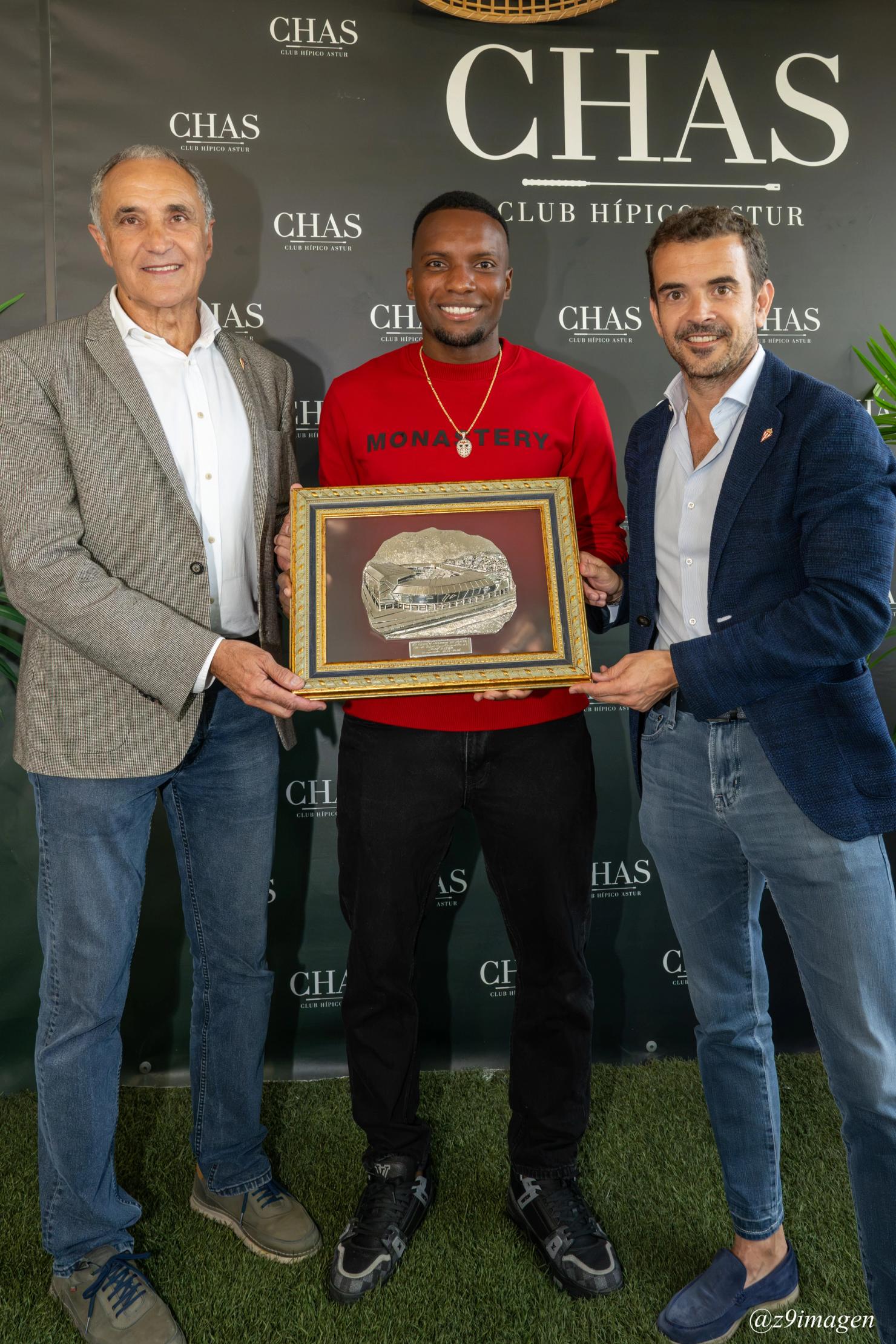 Juan Otero recibe el Molinón de Plata de la Federación de Peñas Sportinguistas
