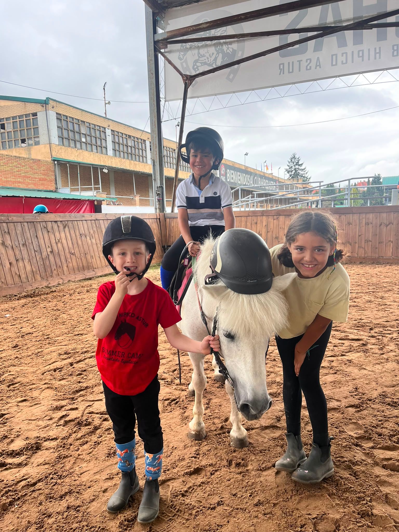Niños en clase de equitación en el CHAS Gijón