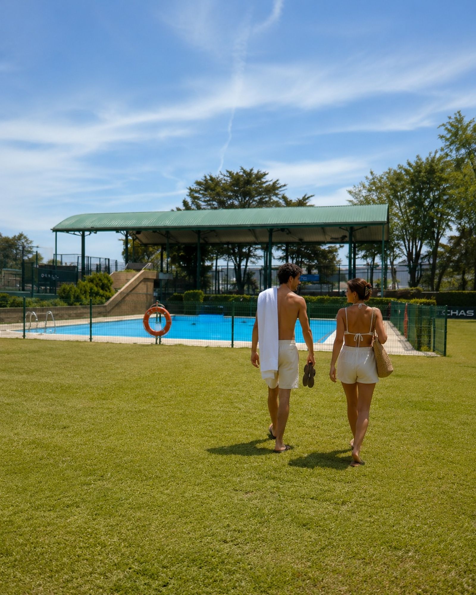 Pareja en la piscina CHAS