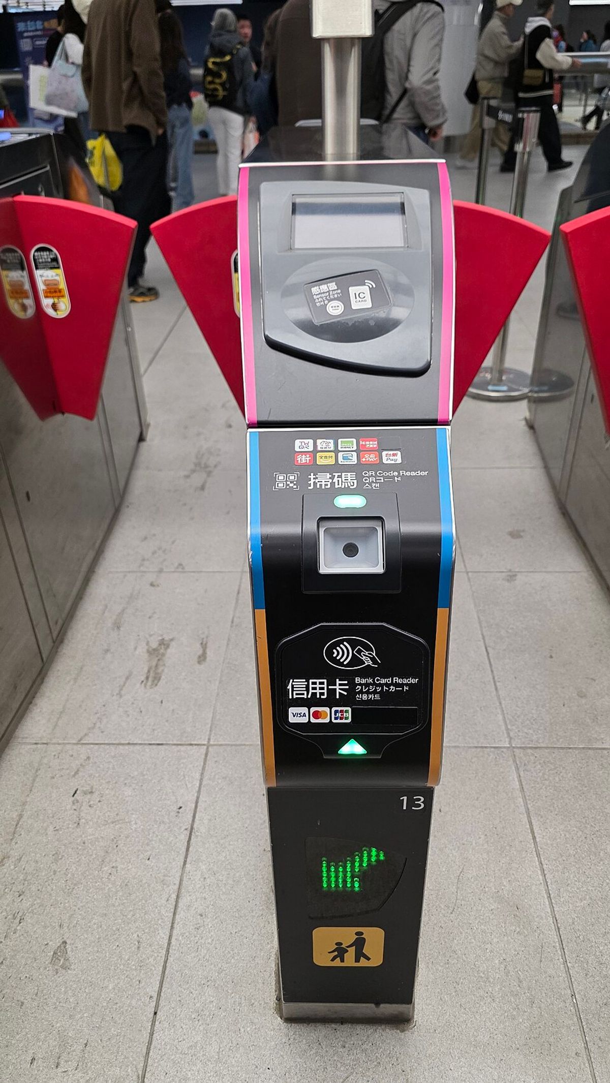 A new Taipei Metro ticket gate with separate readers for EasyCard and contactless bank cards
