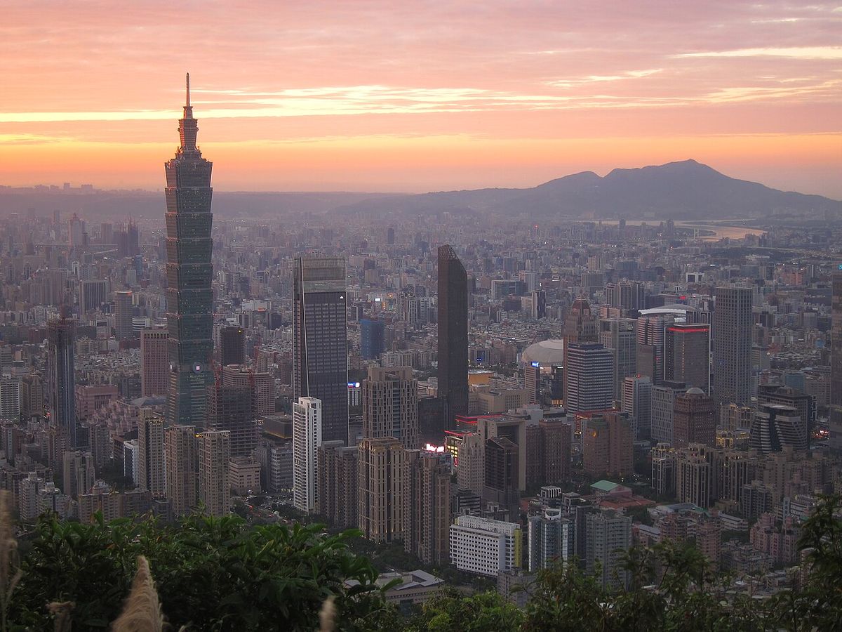 Taipei 101 and the city skyline at dusk, seen from Elephant Mountain with Guanyin Mountain on the horizon