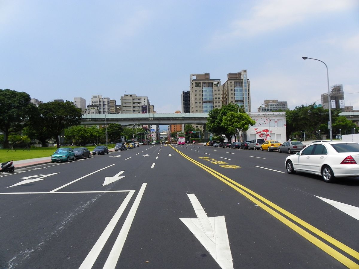 Linsen North Road in Taipei looking north, a wide multi-lane road lined with mid-rise apartment buildings and trees