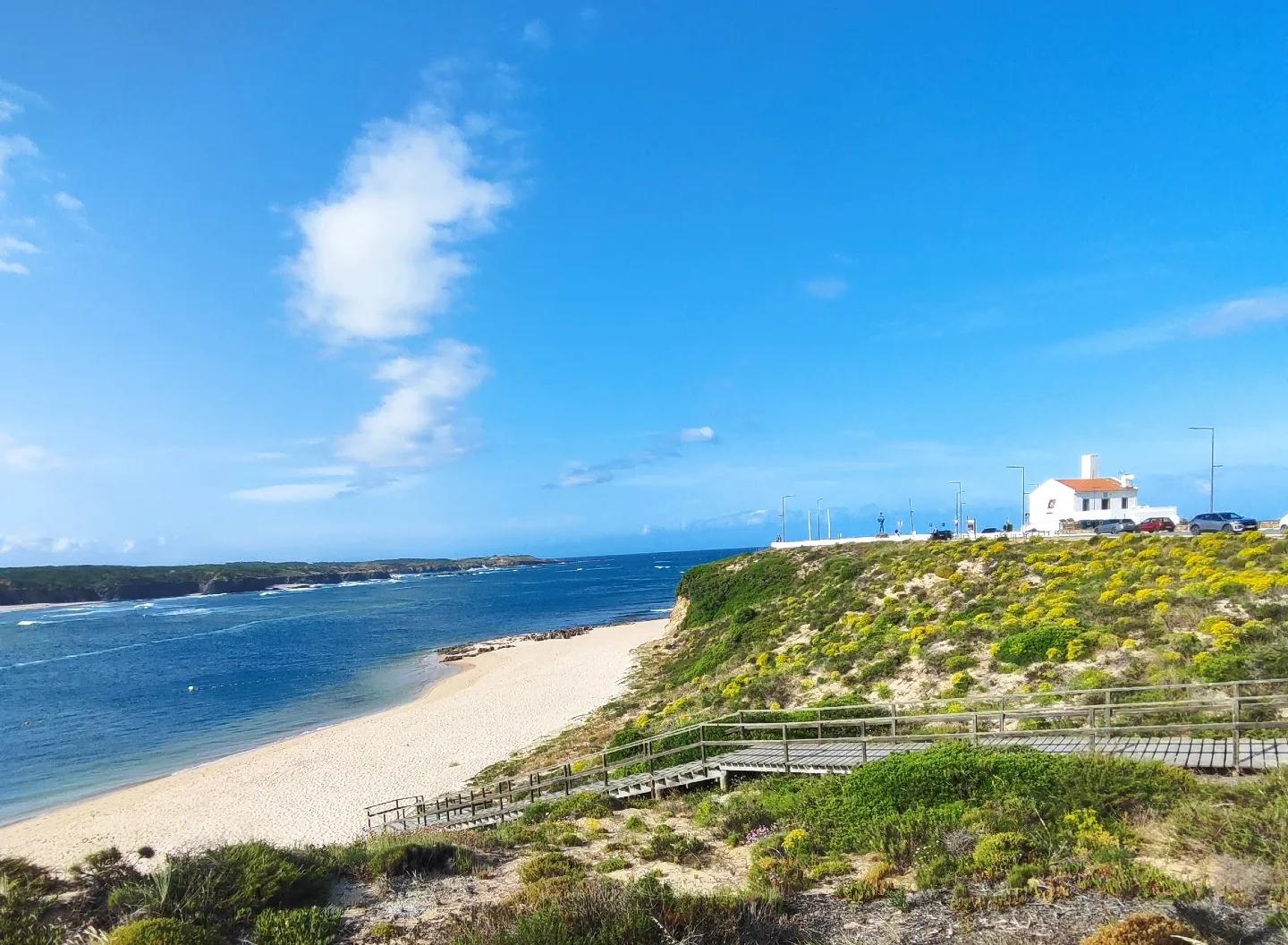 Vista sobre a Foz do Mira e o farol, em Vila Nova de Milfontes