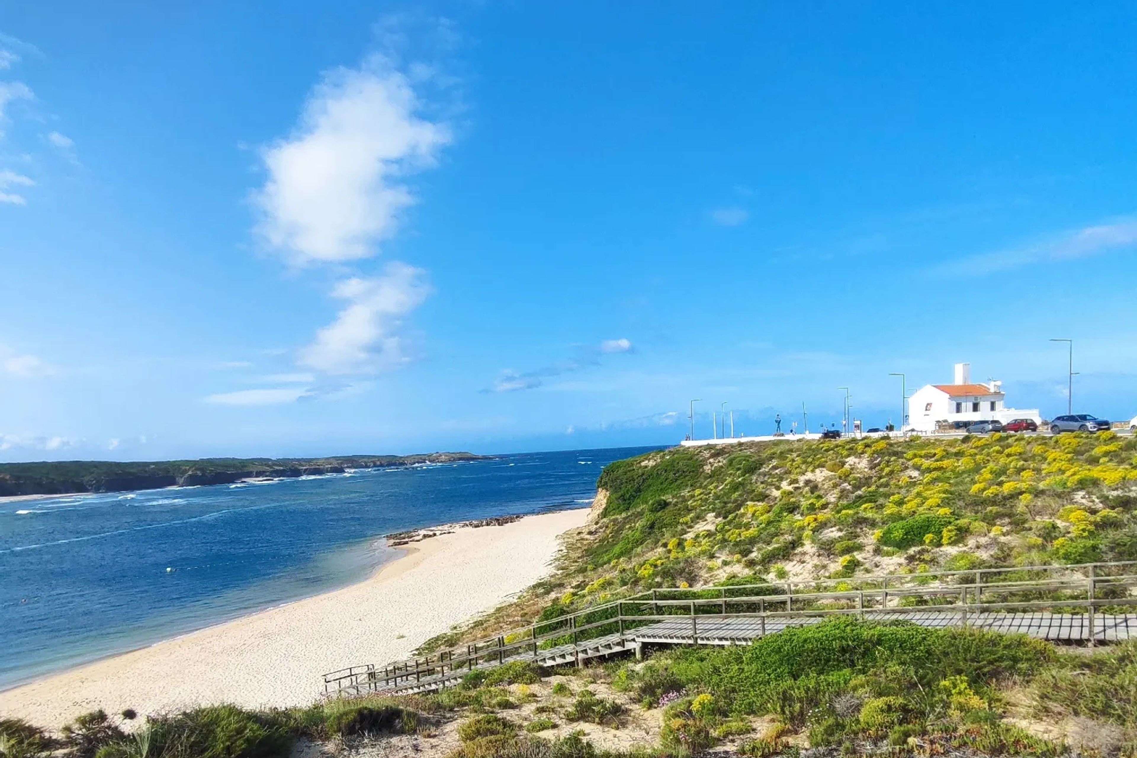Vista sobre a Foz do Mira e o farol, em Vila Nova de Milfontes