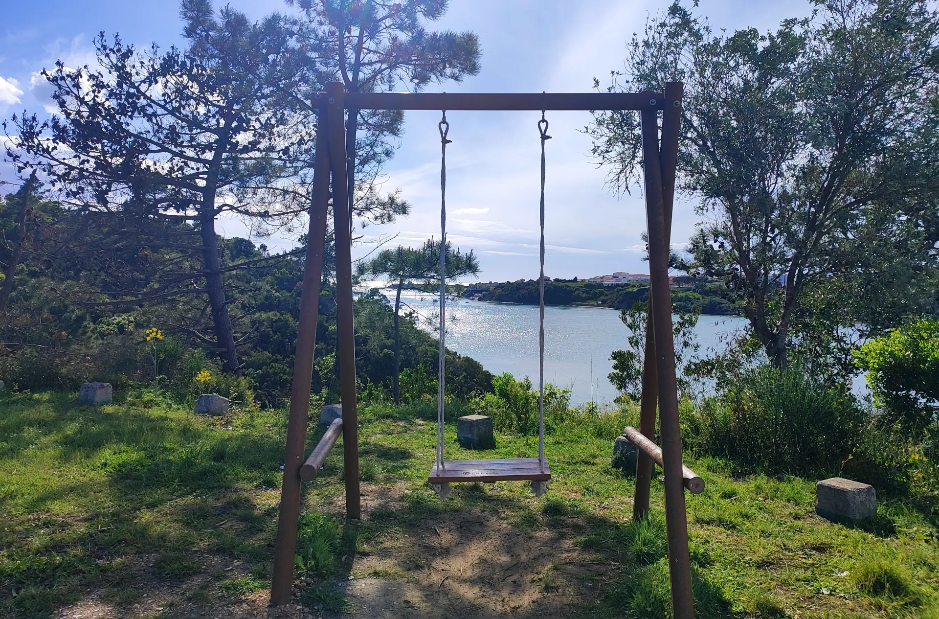 Baloiço junto à Ponte de Vila Nova de Milfontes, com vista para o Rio Mira