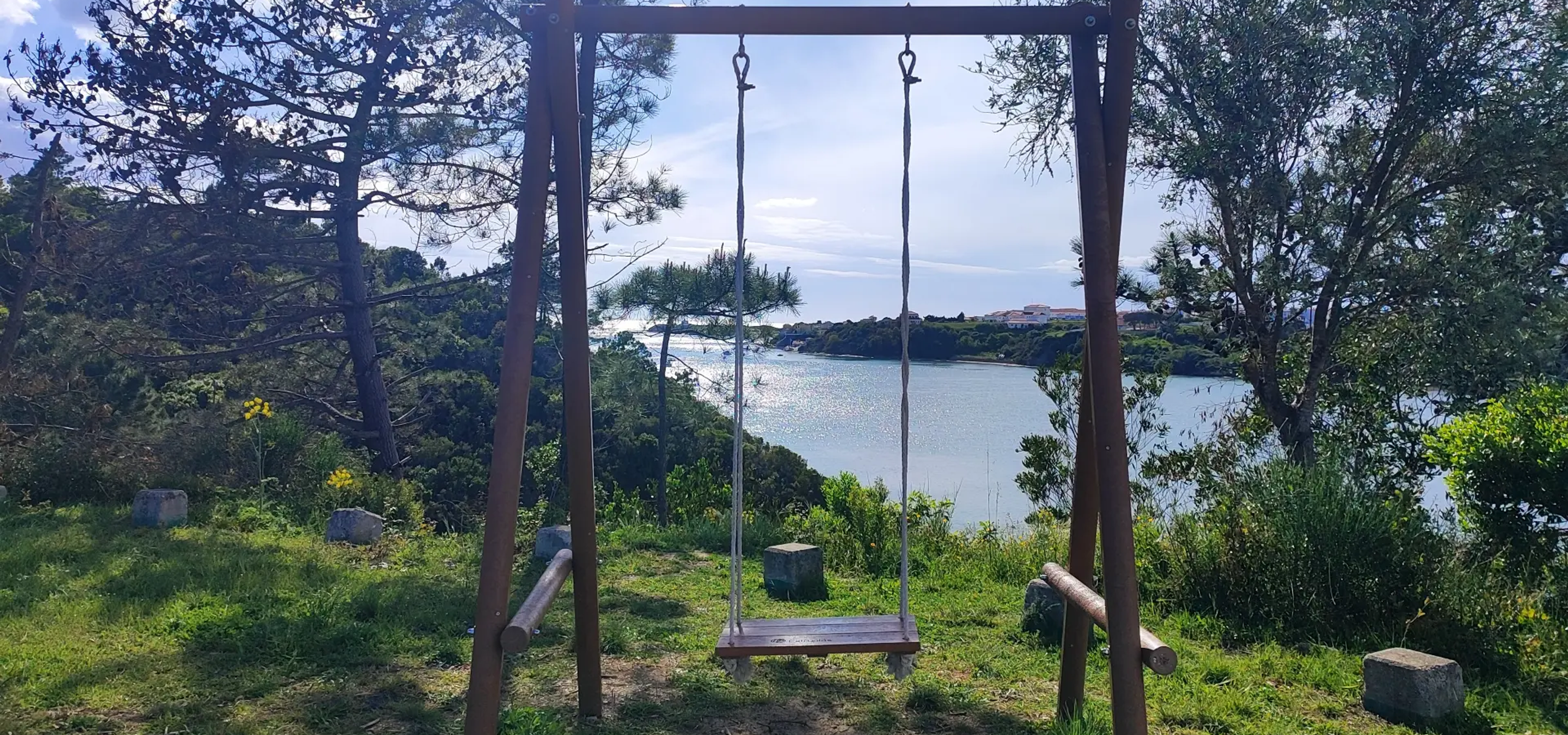 Baloiço junto à Ponte de Vila Nova de Milfontes, com vista para o Rio Mira