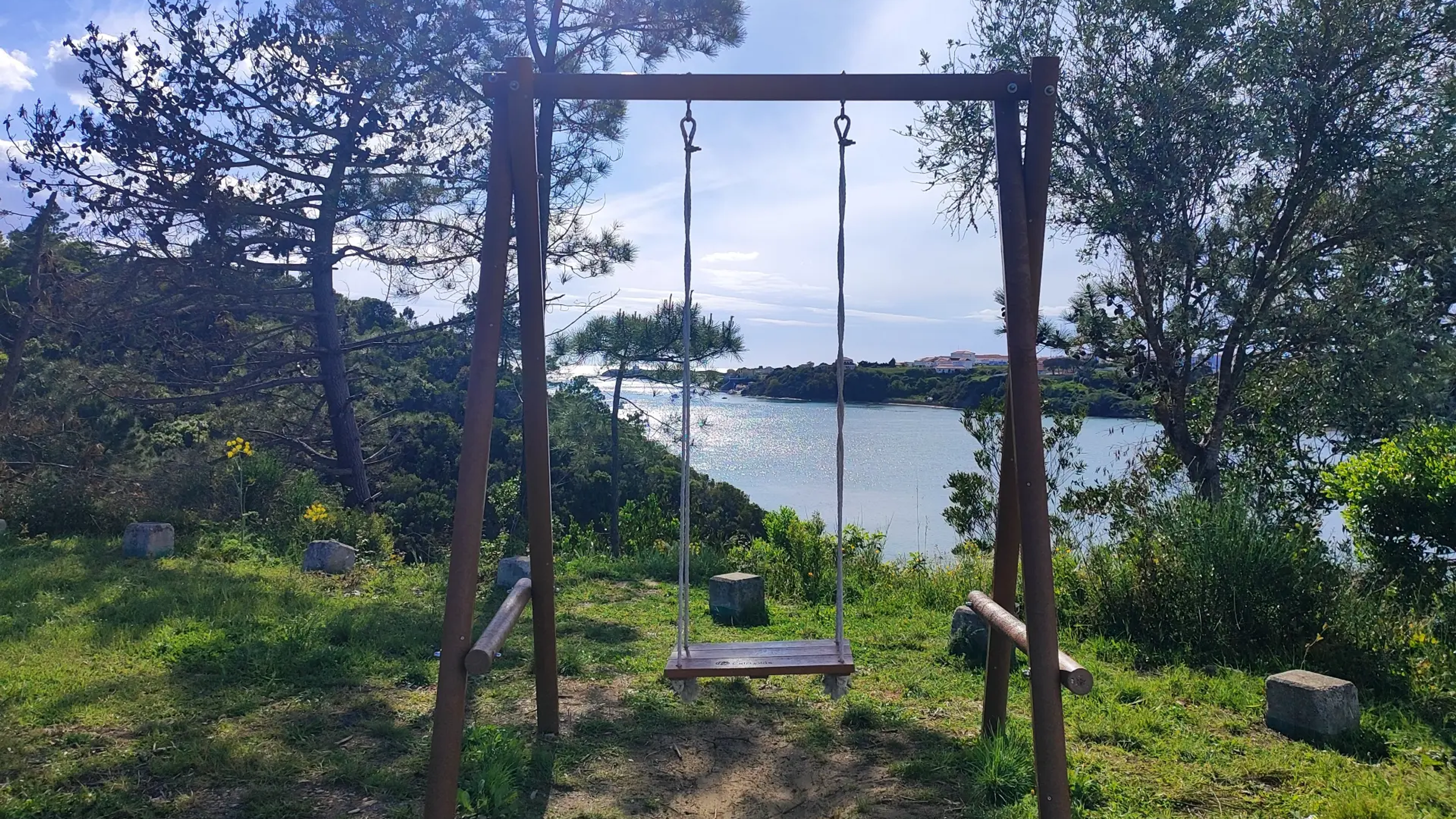 Columpio junto al Puente de Vila Nova de Milfontes con vistas al Río Mira