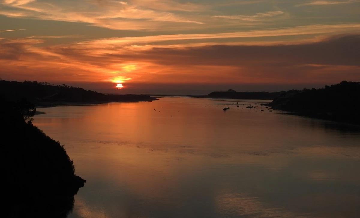 A ponte de Vila Nova de Milfontes oferece diariamente um magnífico espectáculo, nos momentos em que o sol nos brinda com o seu "até amanhã"