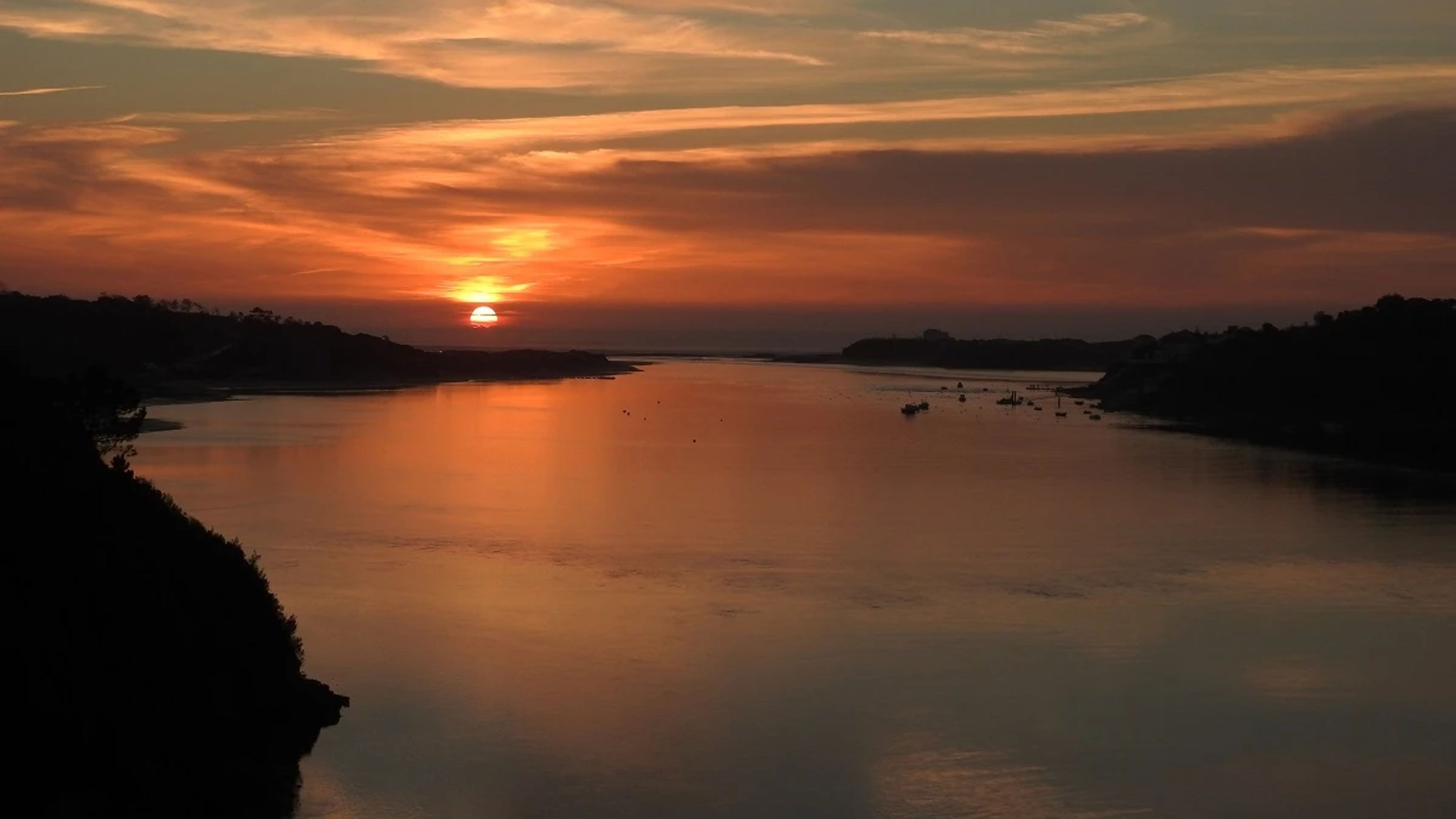 A ponte de Vila Nova de Milfontes oferece diariamente um magnífico espectáculo, nos momentos em que o sol nos brinda com o seu "até amanhã"