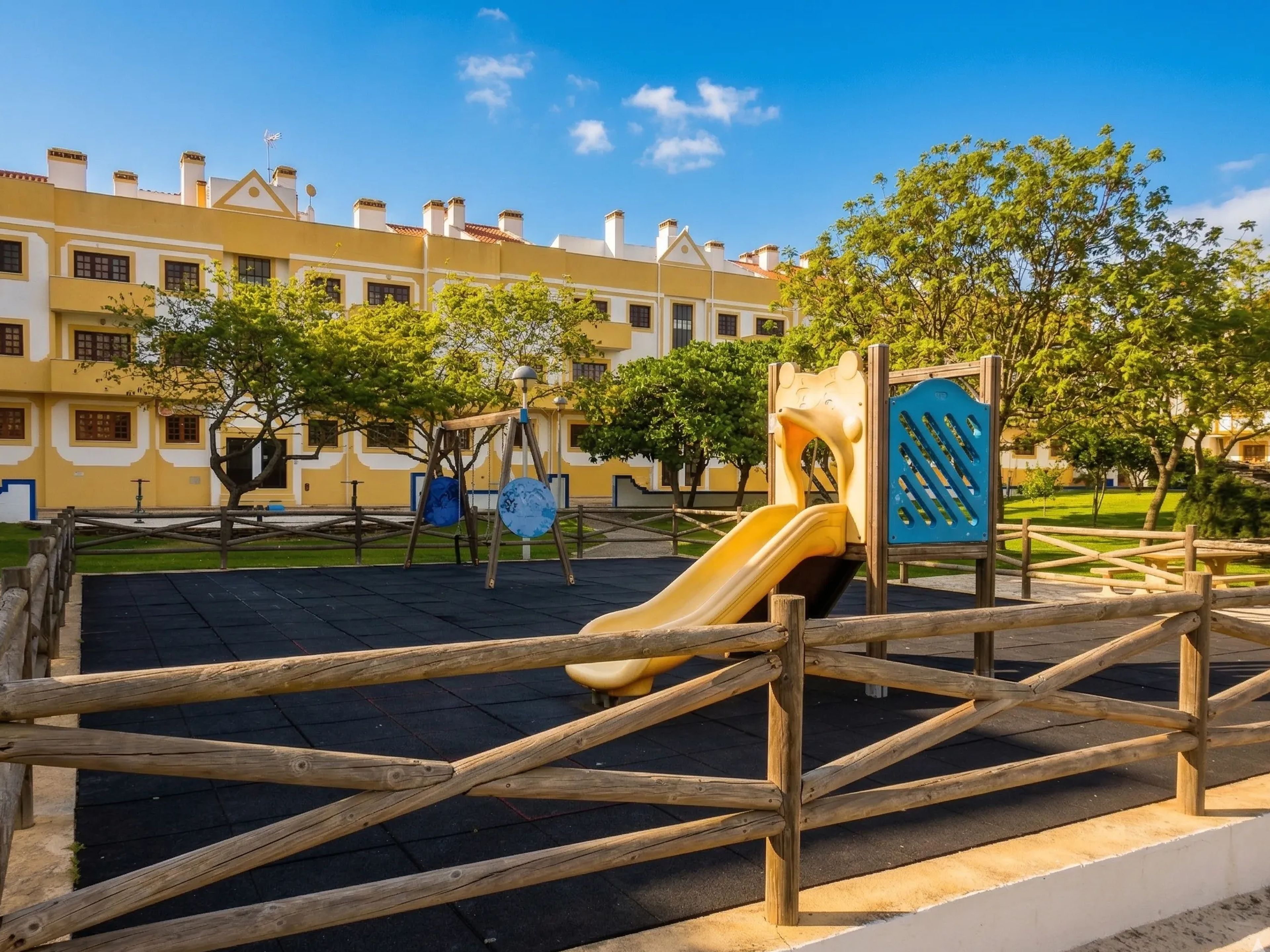 Grünfläche des Pinhal do Moinho Parks