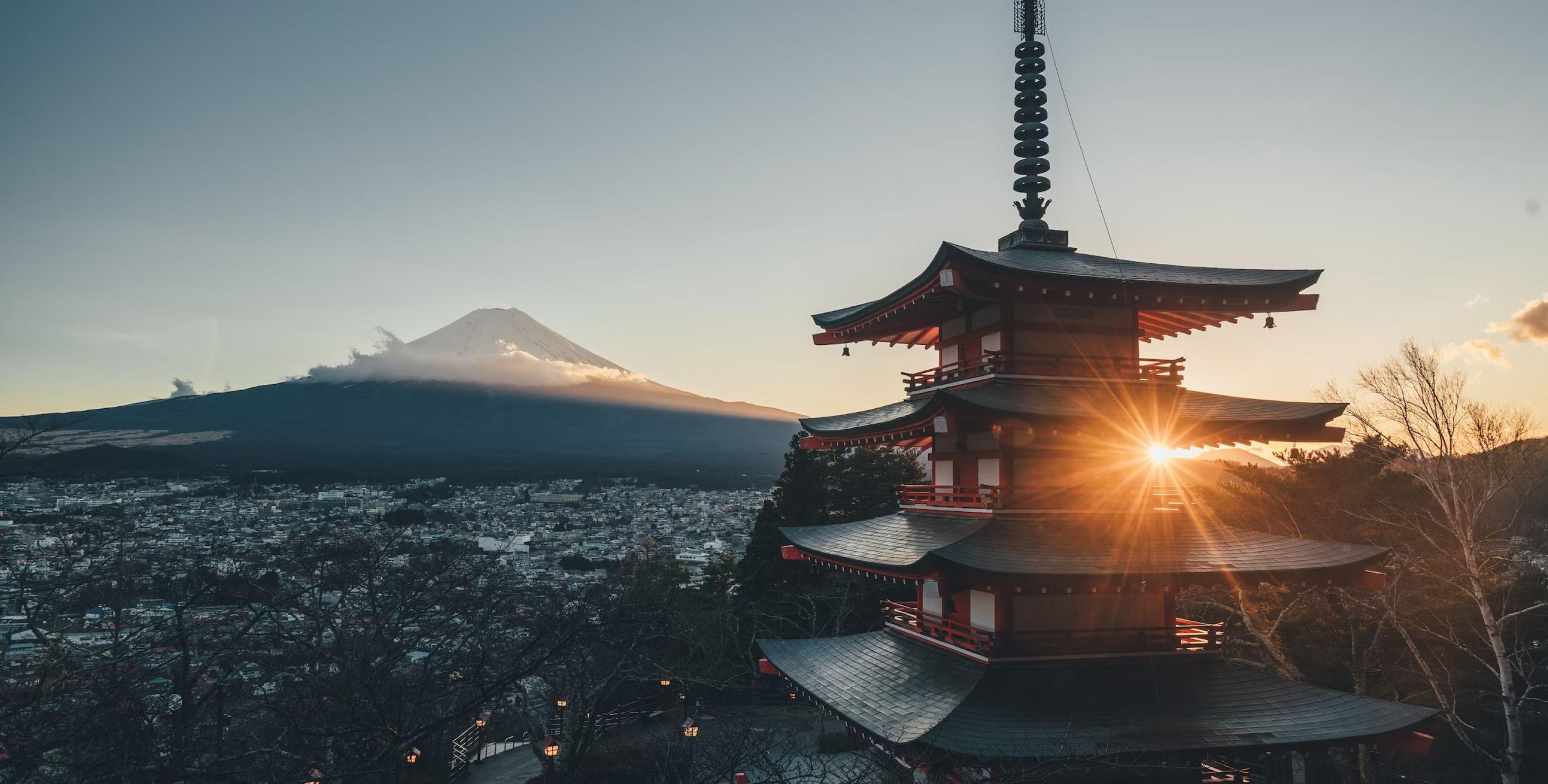 Japanischer Tempel im Sonnenuntergang