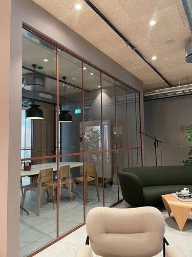 Glassvegger i et moderne næringsbygg