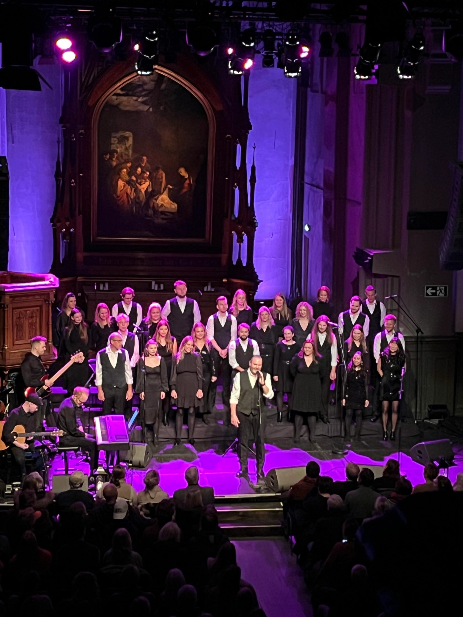 The Real Choir på scenen foran publikum