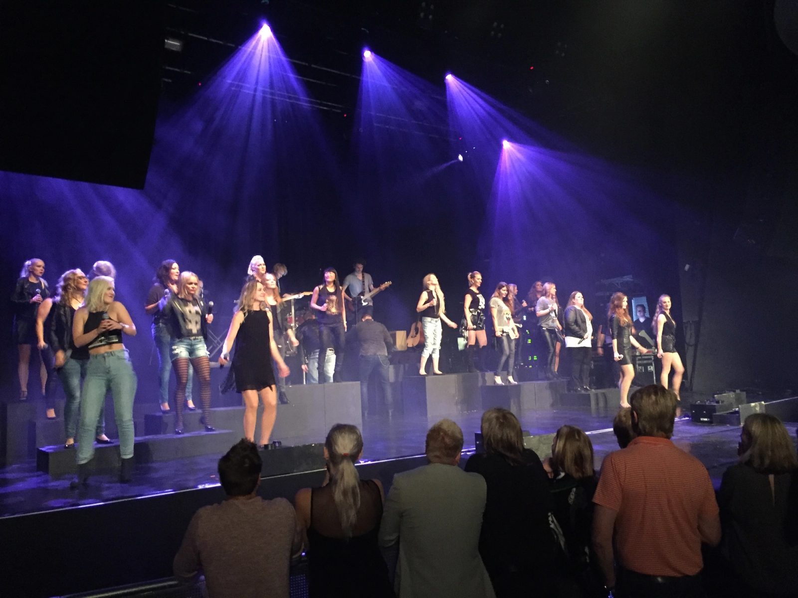 The Real Choir opptrer sammen på scenen