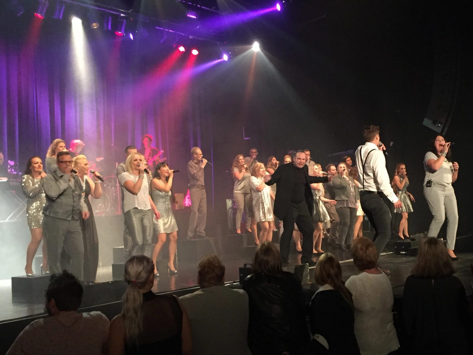 The Real Choir under en energisk sceneopptreden