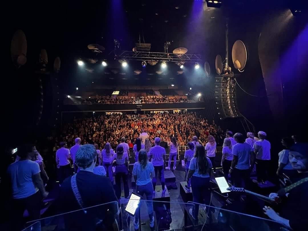 The Real Choir på scenen foran publikum
