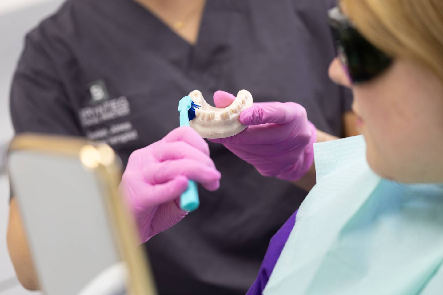 Deintydd yn egluro techneg glanhau