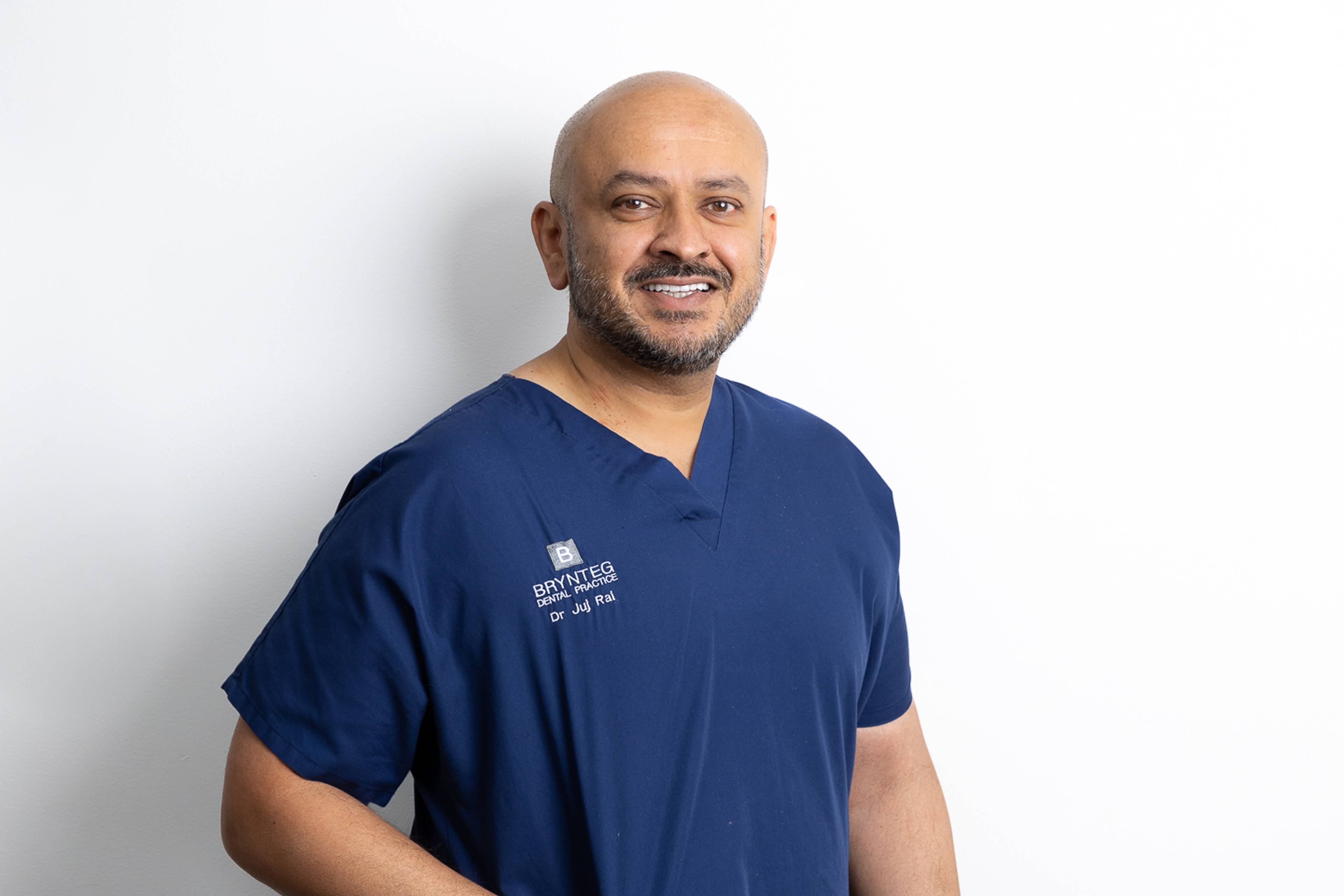 Deintydd Juj Rai headshot gwenu