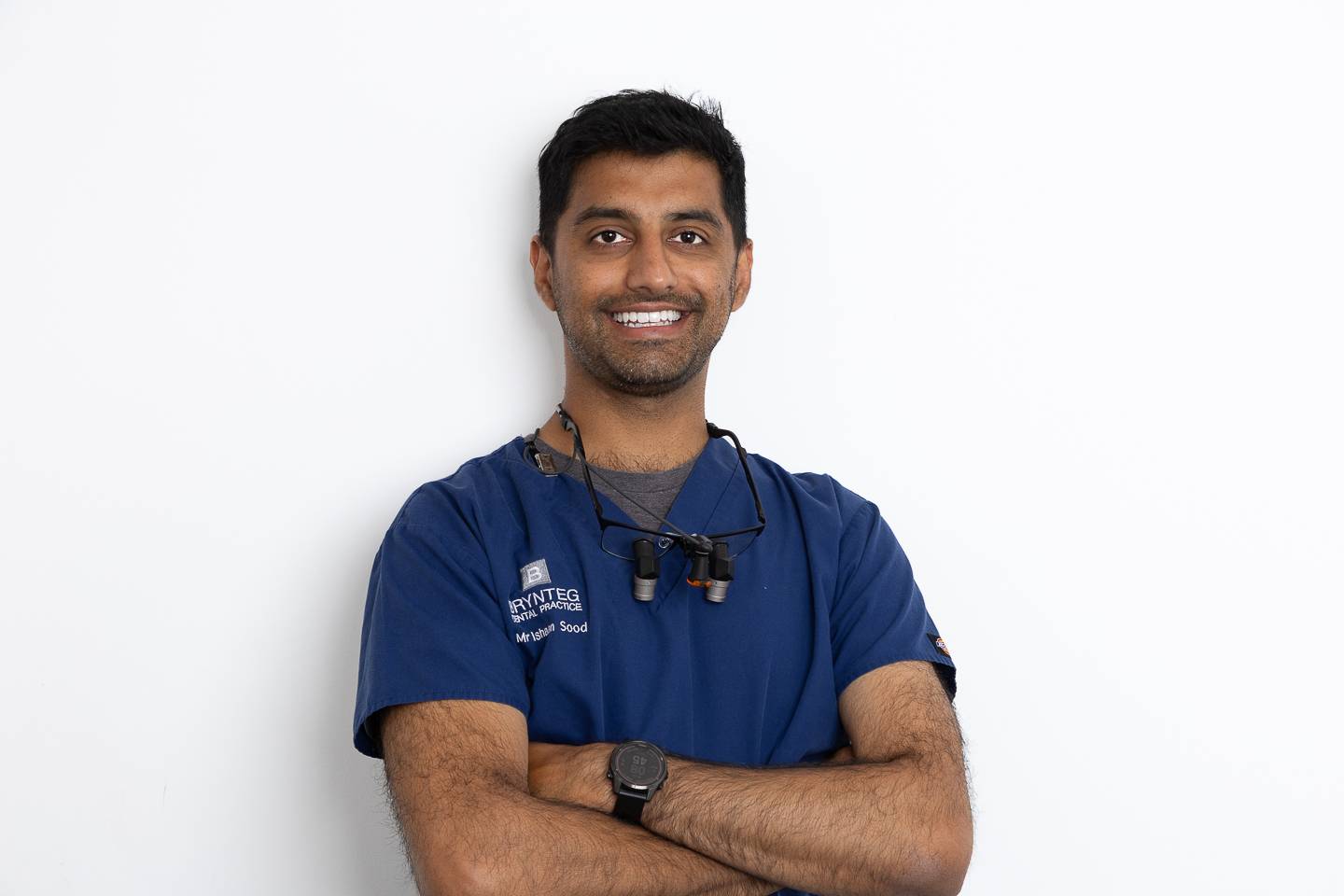 Deintydd Ishaan Sood headshot gwenu