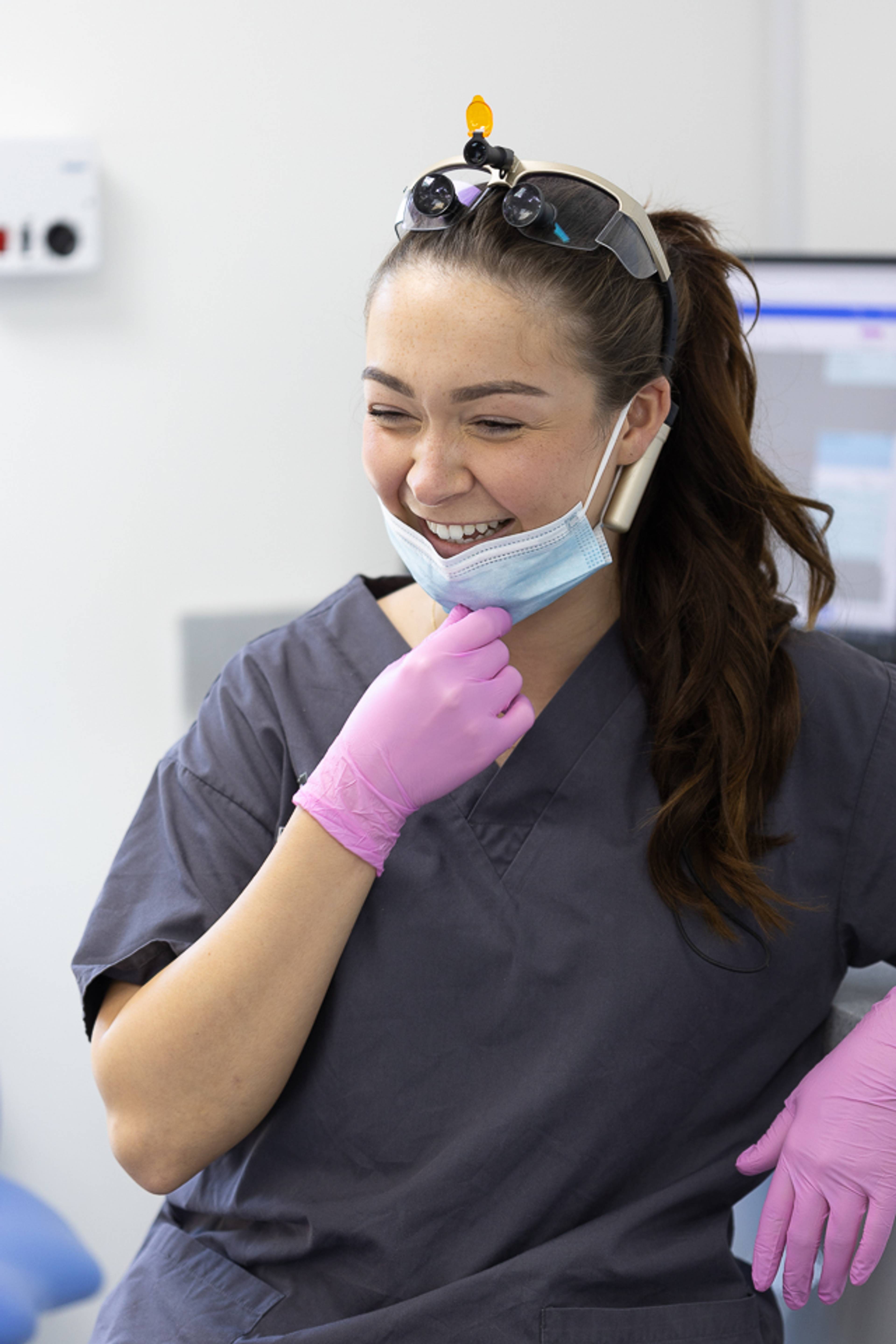 Deintydd cyfeillgar, gwenuog yn Brynteg Dental