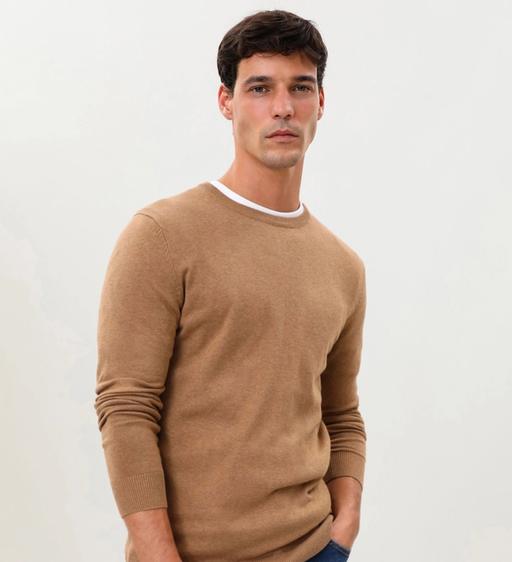 Imagen de un hombre con un suéter casual para temporada de otoño.